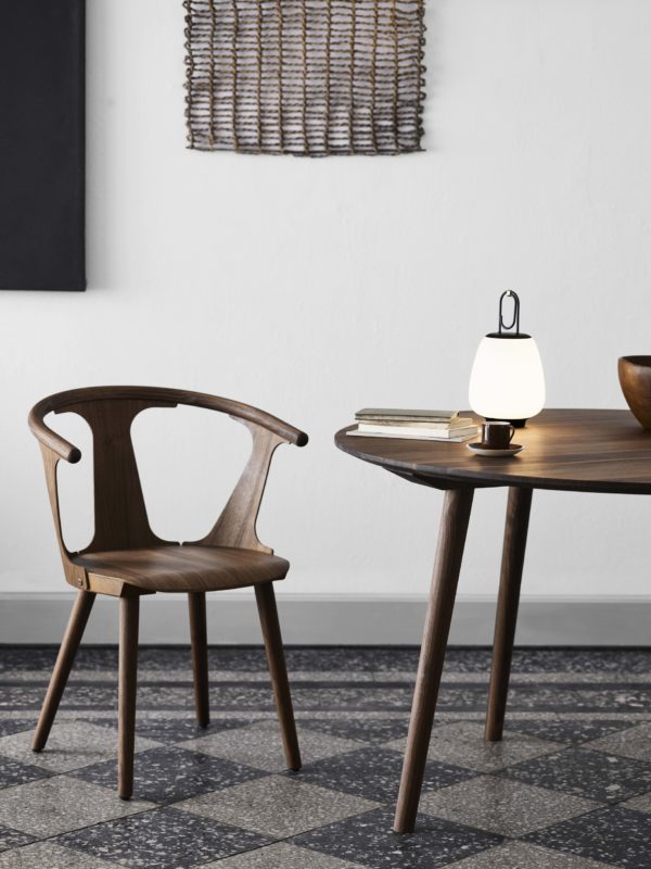 In between SK1 spisestol fra &tradition i brown i miljø