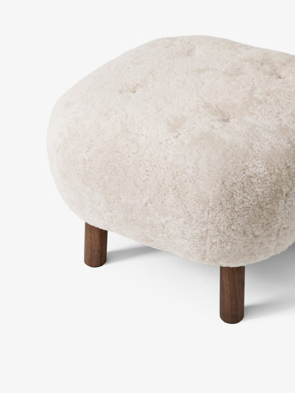 Pouf_ATD1_Sheepskin-Moonlight-Walnut_Detail_01