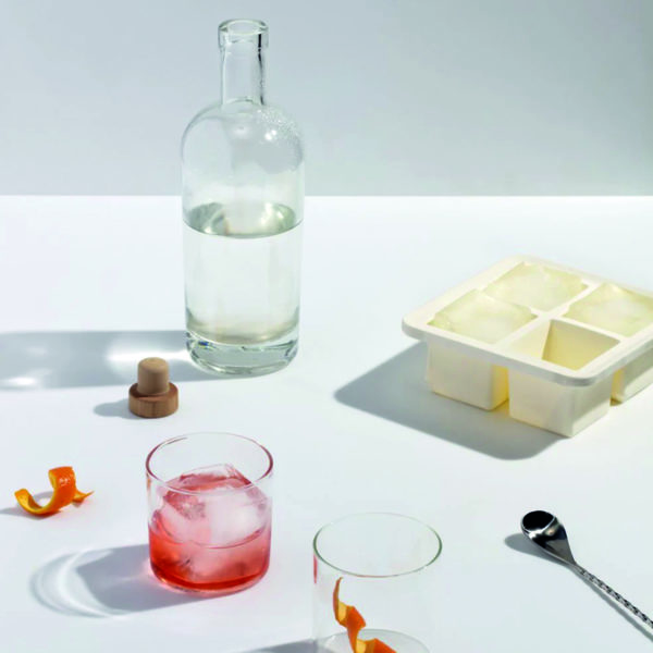 XL Ice Cube Tray i hvit fra W&P Design