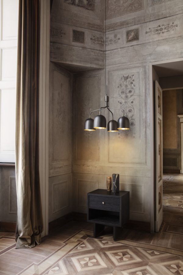 Howard Chandelier 6 arm fra Gubi