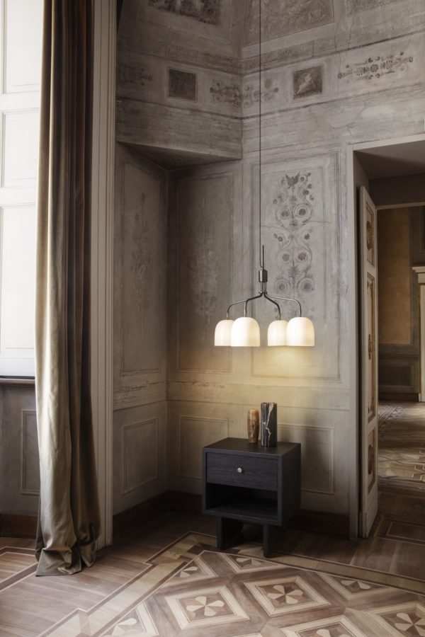 Howard Chandelier 4 arm fra Gubi