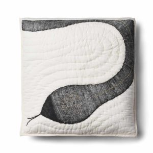 Snake quilted pute | Black fra Bongusta, produktbilde av hvit pute med sort slange på