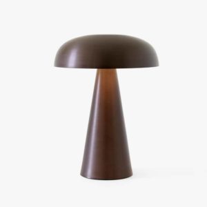 Como SC53 Bordlampe fra &tradition, produktbilde av lampe i aluminium i fargen brozed