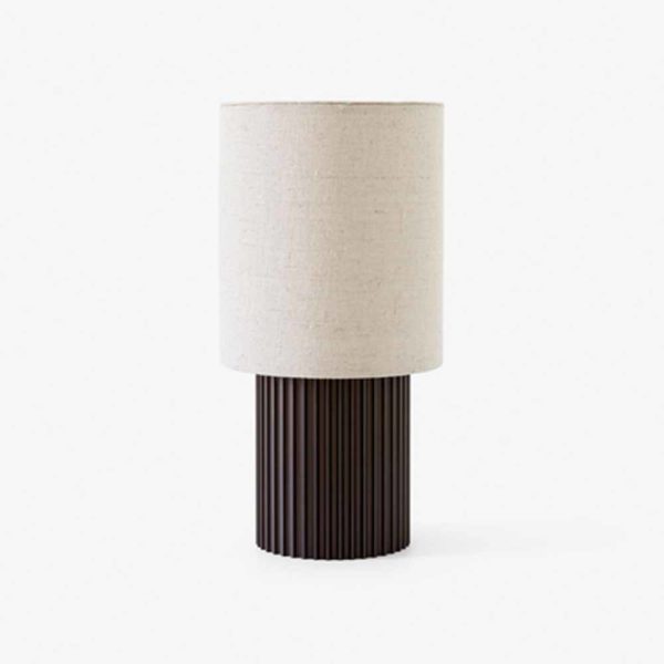 Manhatten SC52 Bordlampe fra &tradition, produktbilde av lampe i aluminium med lampeskjerm i lerret