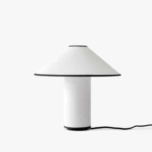 Colette ATD6 Bordlampe fra &tradition, produktbilde av off white lampe med sorte detaljer