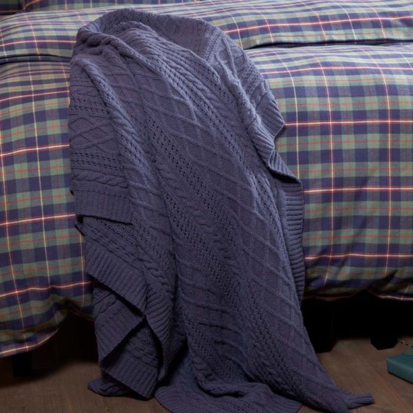 Westler pledd fra Halvor Bakke, produktbilde av pledd i Navy i 130 x 180 cm