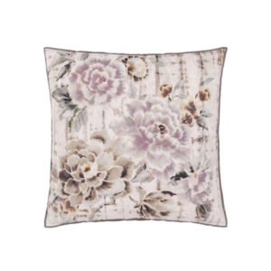 Kyoto Slate pute fra Designers Guild, produktbilde av blomstret pute i nedtonede farger
