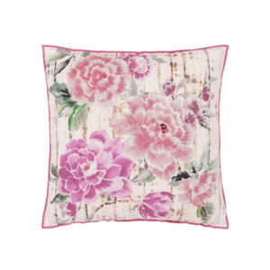 Kyoto Coral pute fra Designers Guild, produktbilde av blomstrete pute i rosatoner
