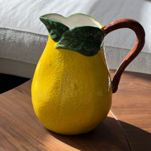 Sitronmugge | Caraffa Limone fra EDG, produktbilde av mugge malt som en sitron