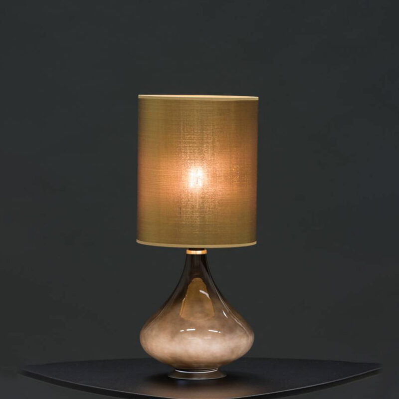 Flavia Bordlampe i metallisk skjerm utstilt.