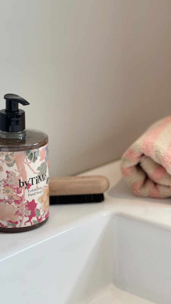 Style badet til markedsansvarlig-farger-bongusta-bytimo-mette ditmer-håndkle-neglebørste-håndsåpe