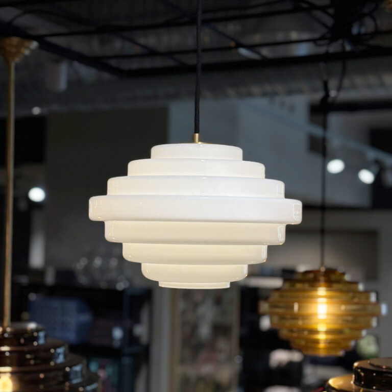 House of Holmedal step by step taklampe selges fra utstilling-et hjem-hvit opal