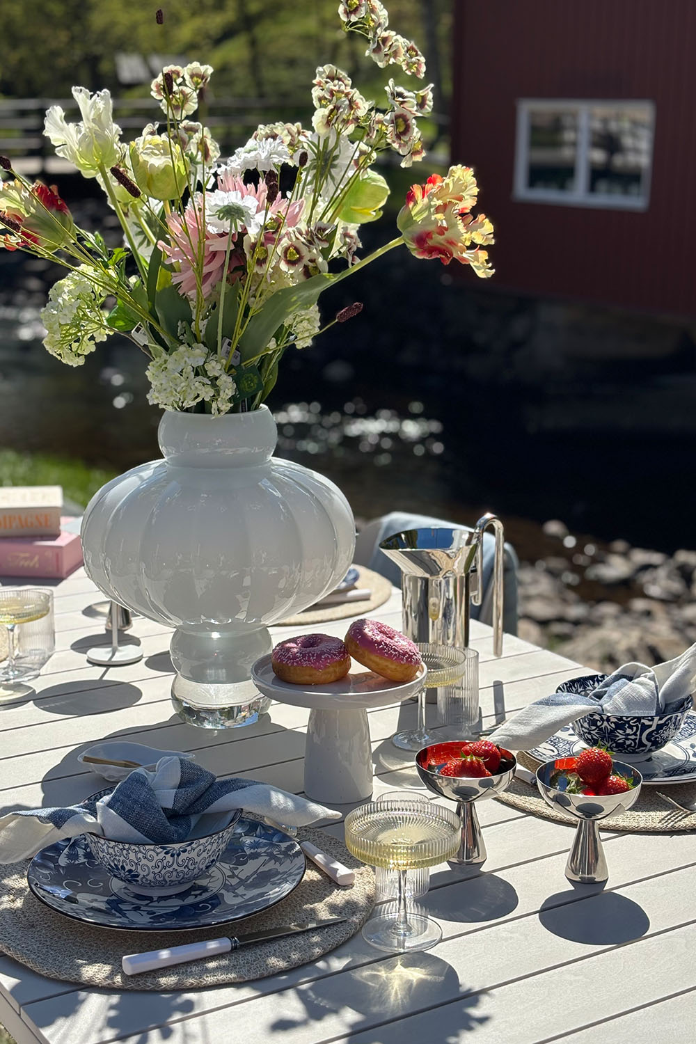 Sommerbord Et Hjem-louise roe-balloon vase-mille moi-servise-klong-interiør-1 Sommerbord Et Hjem-louise roe-balloon vase-mille moi-servise-klong-interiør-1