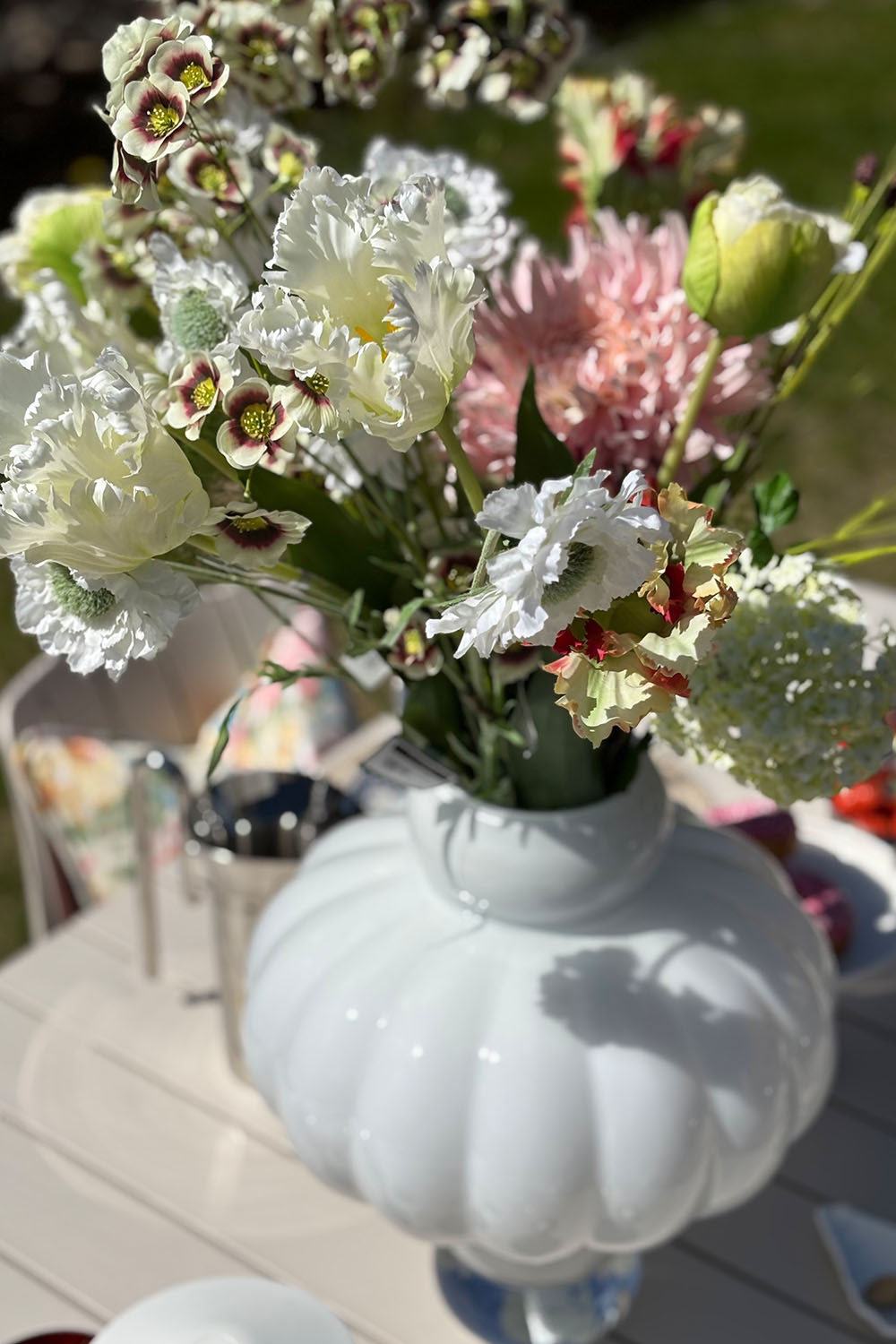 Sommerbord Et Hjem-louise roe-balloon vase-mille moi-servise-klong-interiør-2 Sommerbord Et Hjem-louise roe-balloon vase-mille moi-servise-klong-interiør