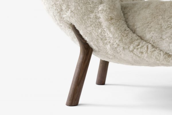 Little Petra lenestol fra &tradition i Sheepskin Moonlight nærbilde Little Petra lenestol fra &tradition i Sheepskin Moonlight nærbilde