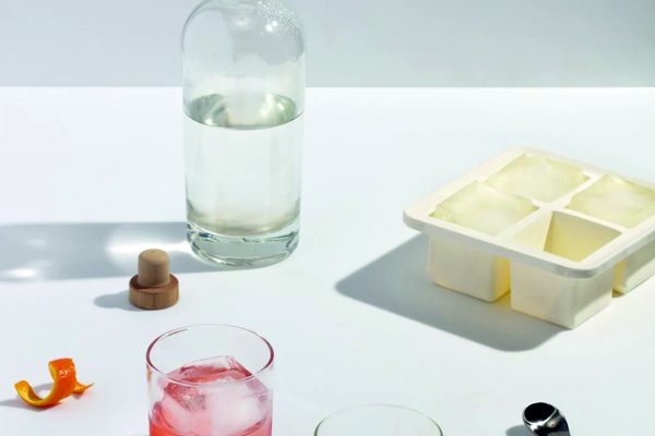 XL Ice Cube Tray i hvit fra W&P Design
